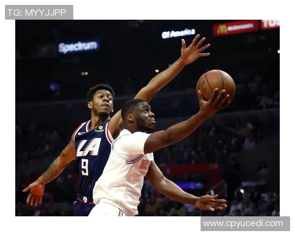 亚历山大突破重围强势加速上篮成功展现超强个人能力