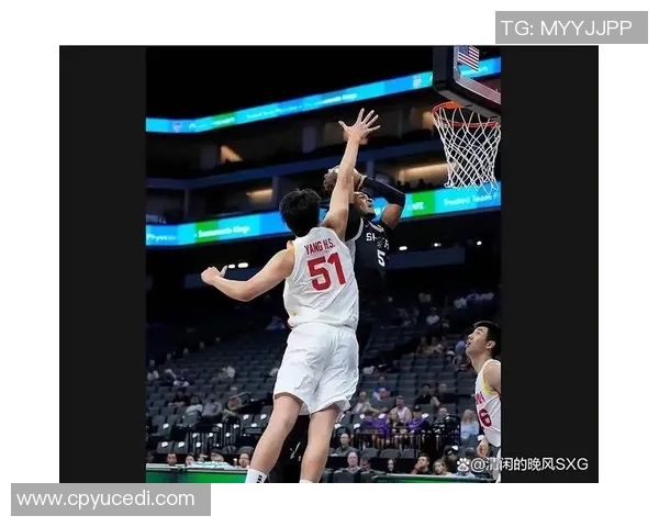 杨瀚森空中起飞单手劈扣 技惊四座锁定两分 杨瀚森空中起飞单手劈扣 技惊四座锁定两分