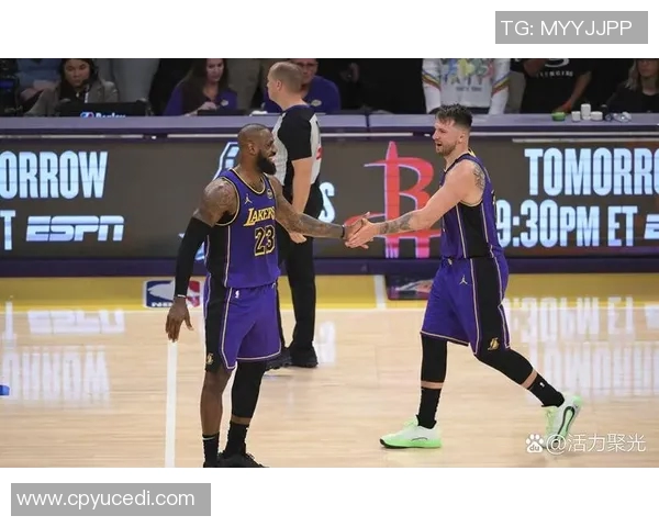 坏消息,湖人队东契奇和里夫斯因伤缺席背靠背对阵开拓者的比赛 坏消息,湖人队东契奇和里夫斯因伤缺席背靠背对阵开拓者的比赛